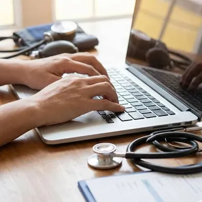 Médico digitando em um notebook Médico digitando em um notebook