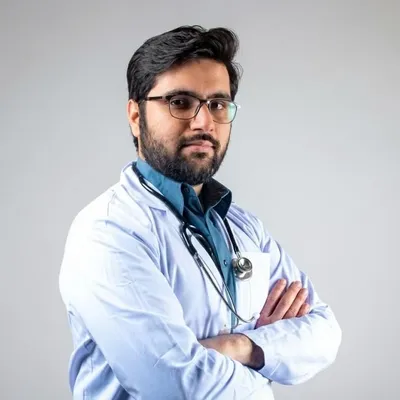 Médico olhando para a câmera Médico olhando para a câmera